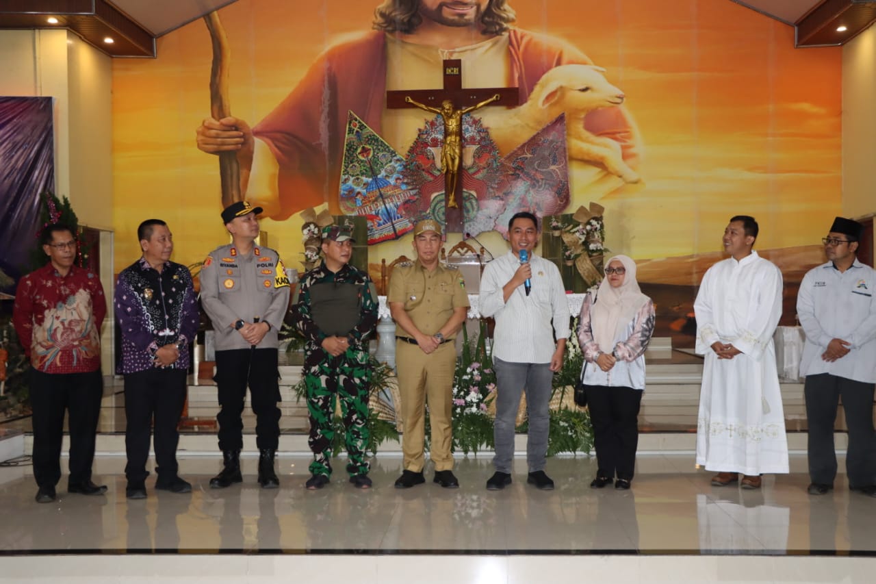 Kapolres Tanggamus Bersama Forkompinda Meninjau Kegiatan Misa Natal di Gereja Gisting 