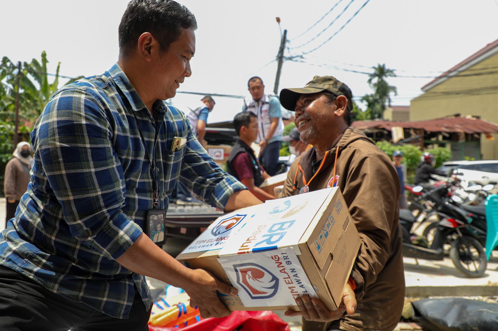 BRI Peduli Gerak Cepat Salurkan Bantuan Bagi Warga Terdampak Banjir Jabodetabek 