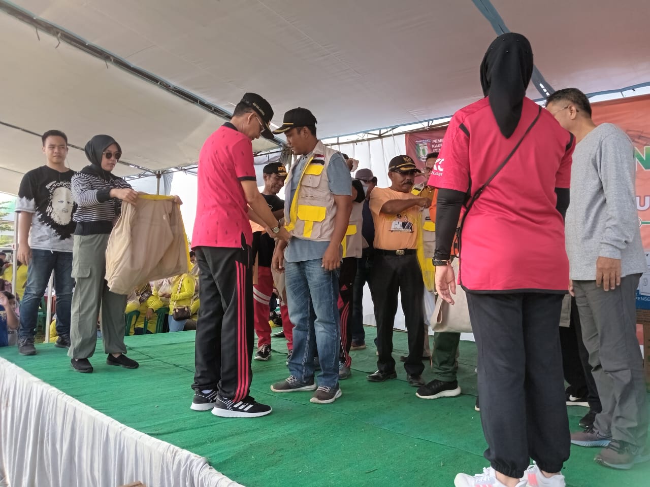 Pj. Bupati Pringsewu Serahkan bantuan bedah Rumah Tidak Layak Huni 