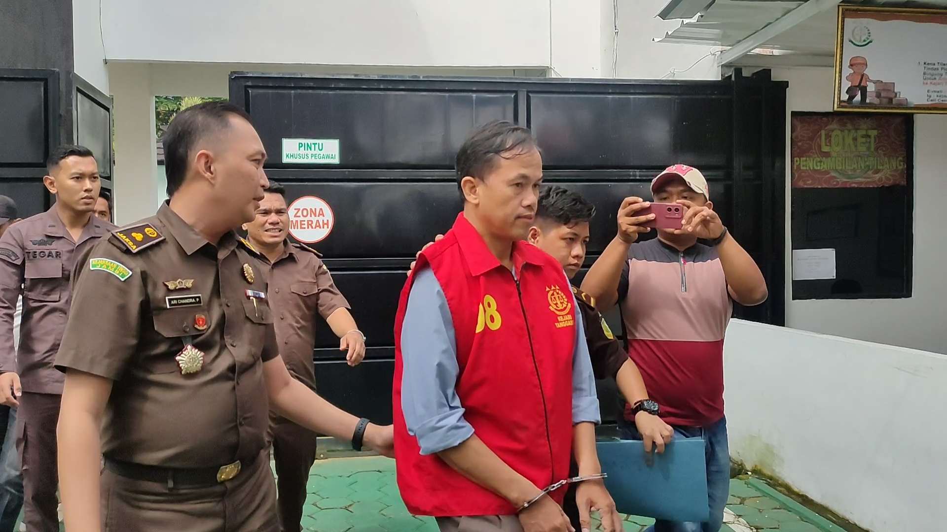 Kejari Tanggamus Jebloskan Kepala KPH Batu Tegi ke Rutan Kota Agung 