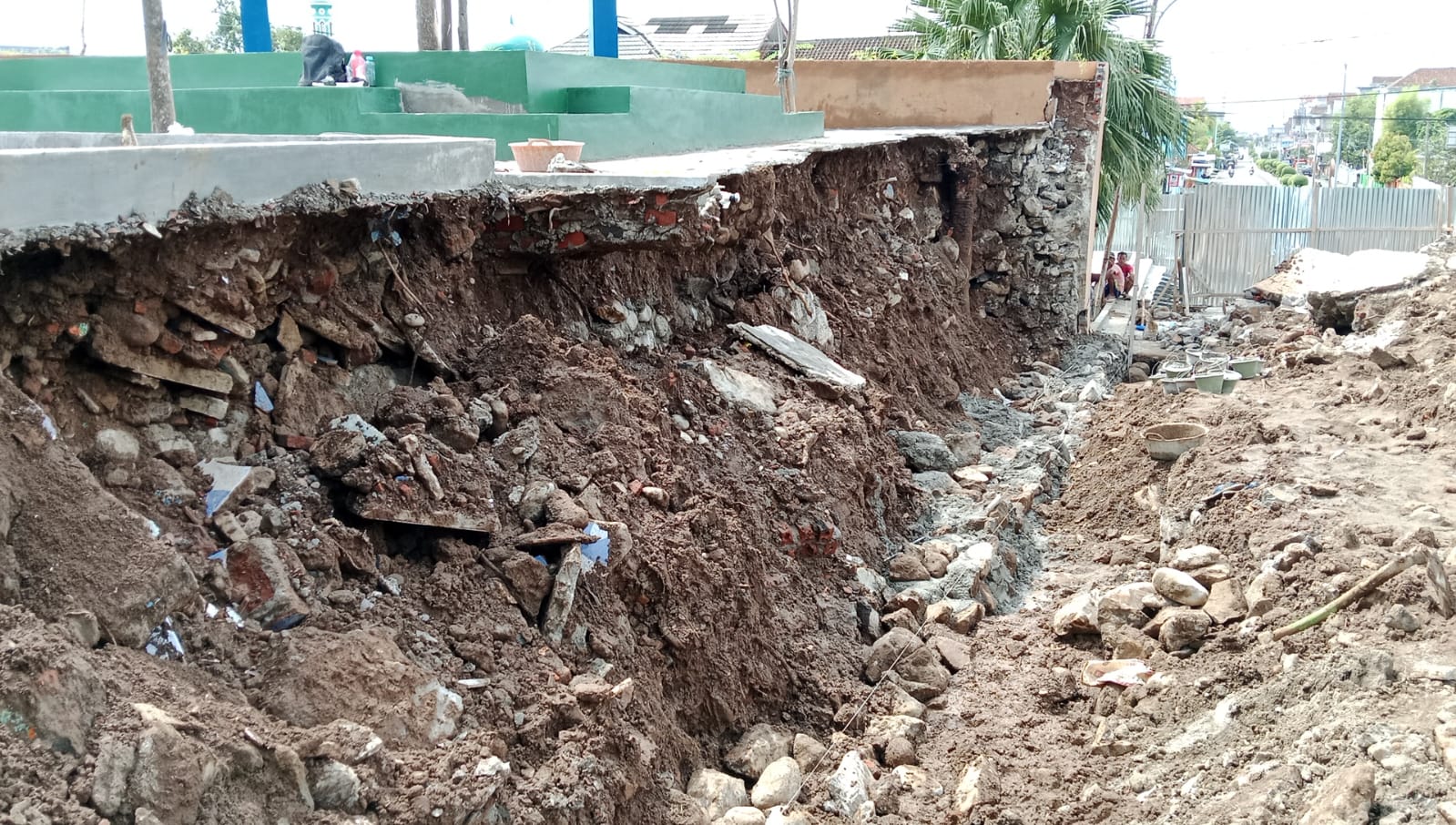 Dinas PUPR Tanggamus Jelaskan Penyebab Ambrolnya Talud Taman Ir.Soekarno Kota Agung