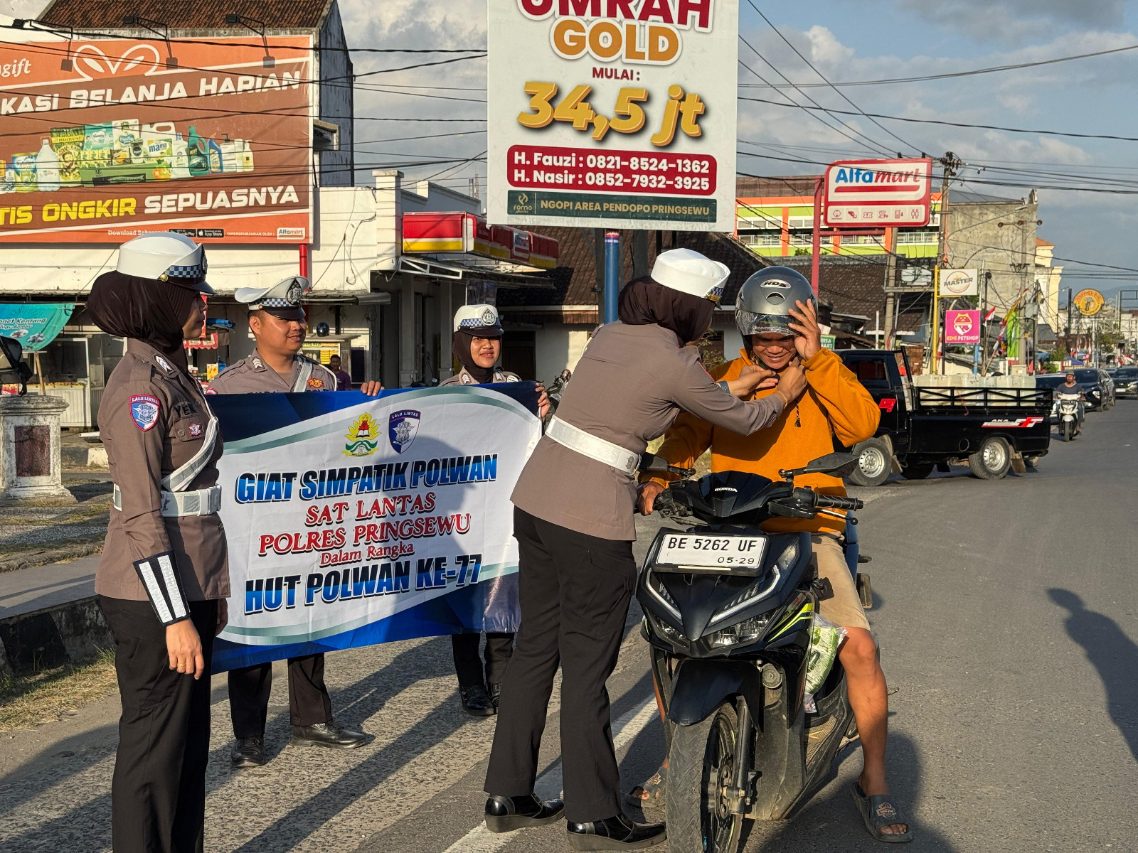 Polwan Polres Pringsewu Bagikan Helm dan Coklat kepada Pengendara
