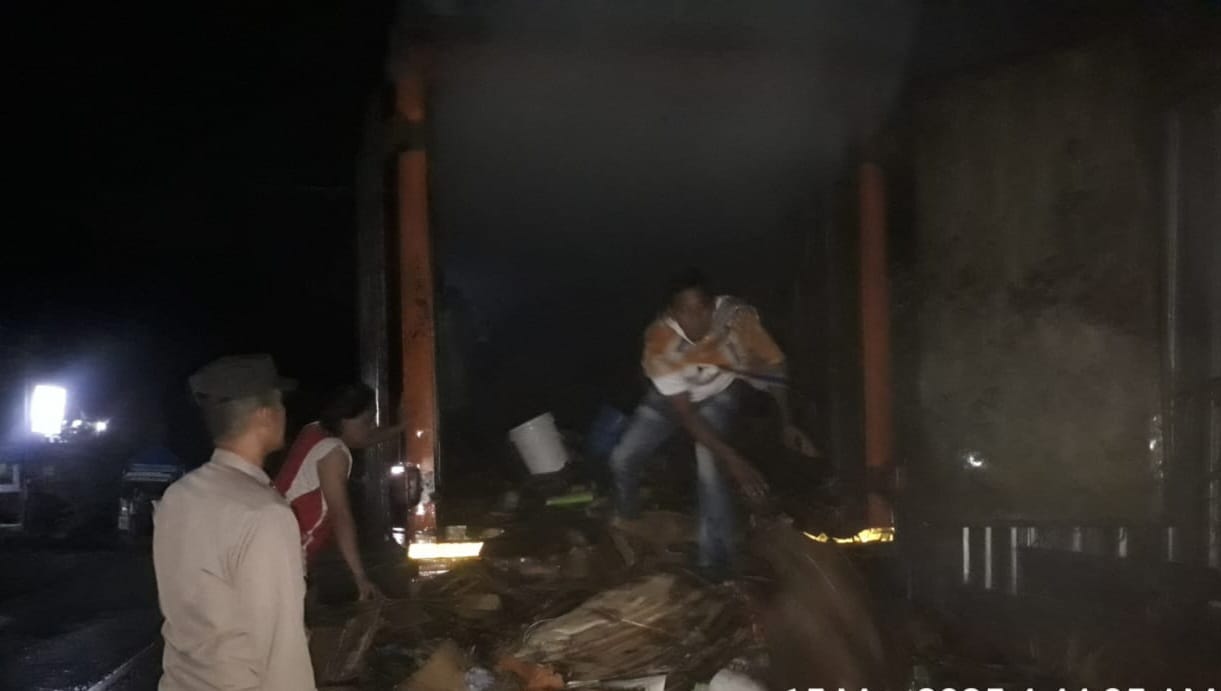 Truk Bermuatan Kardus Terbakar di Jalinbar Semaka