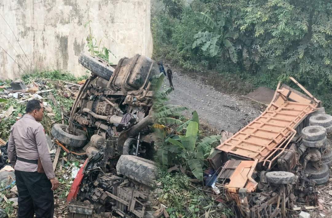 Diduga Rem Blong, Dump Truk Terguling di Tanjakan PJR Panjang, 4 Orang Terluka
