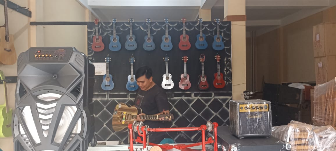 Selain Servis Gitar,Surya Musik Pringsewu Juga Terima Custom Gitar