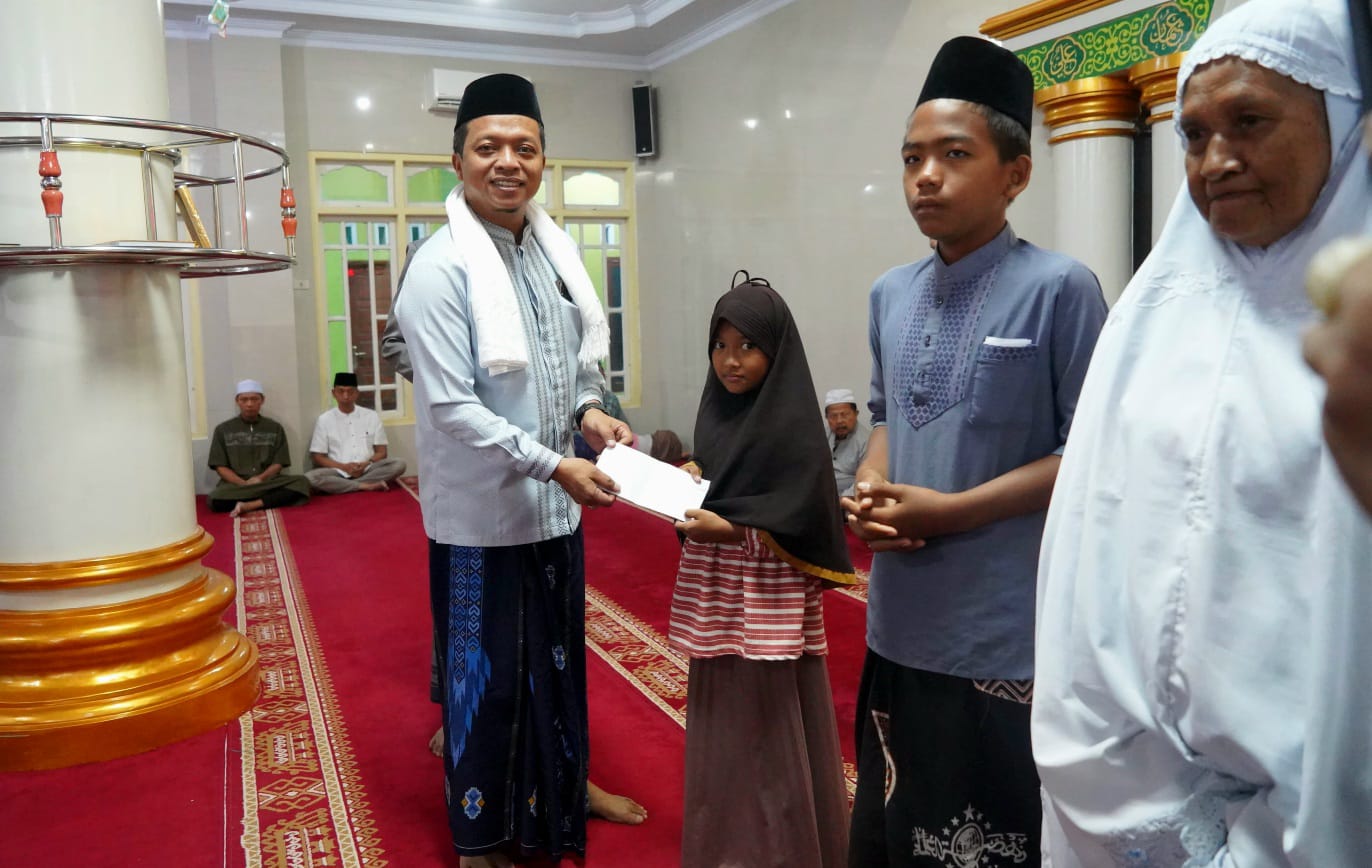Salat Subuh Berjamaah di Masjid Al-Fajar,  Bupati Pringsewu Bagikan Bansos dan Launching Ambulans Masjid
