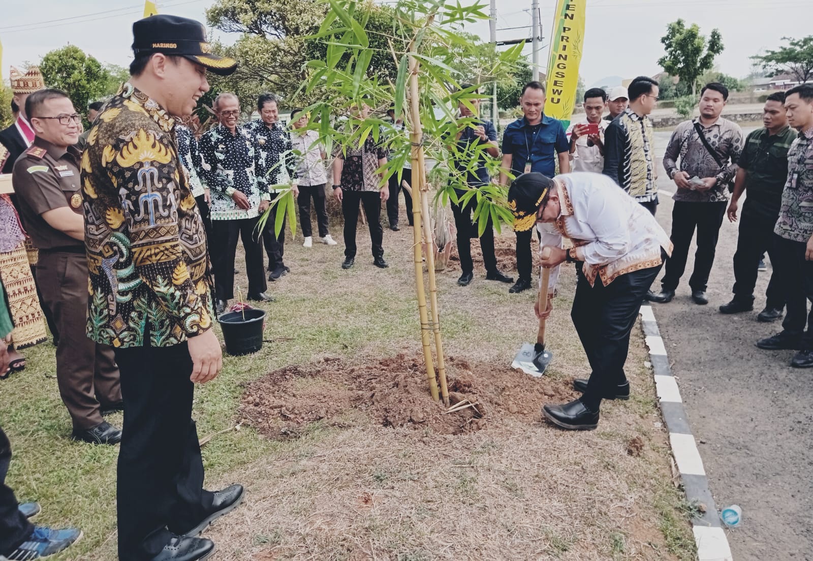 Kunker di Pringsewu, Pj.Gubernur Lampung Tanam Bambu Icon Daerah 