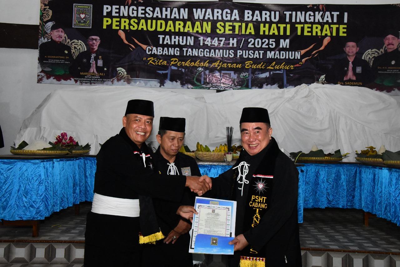Bupati Tanggamus Moh.Saleh Asnawi Dikukuhkan Sebagai Warga Kehormatan PSHT Cabang Tanggamus Pusat Madiun