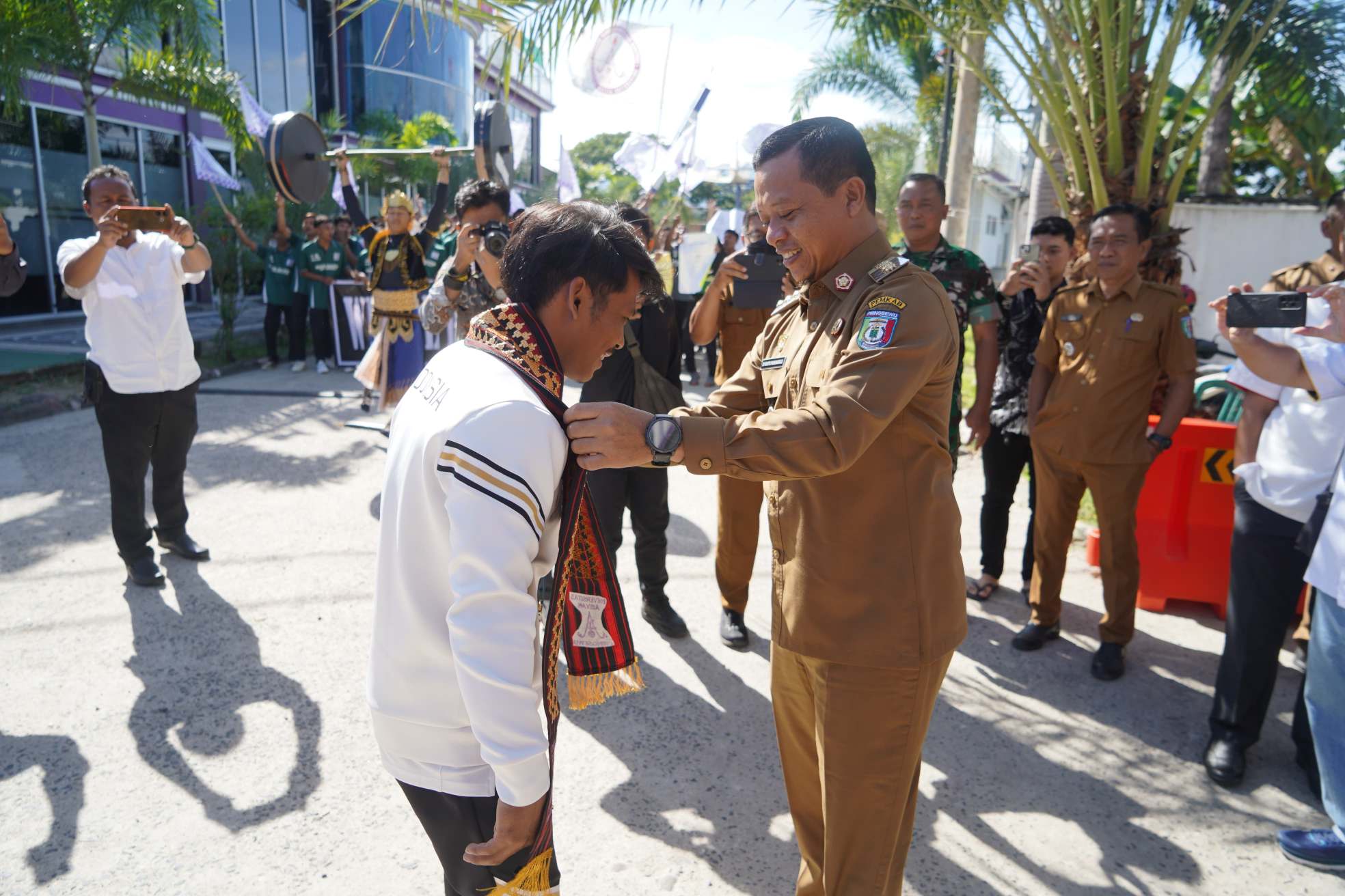 Bupati Pringsewu Beri Penghargaan Mahasiswa UAP Peraih 3 Medali Emas Angkat Besi di ISG 2025