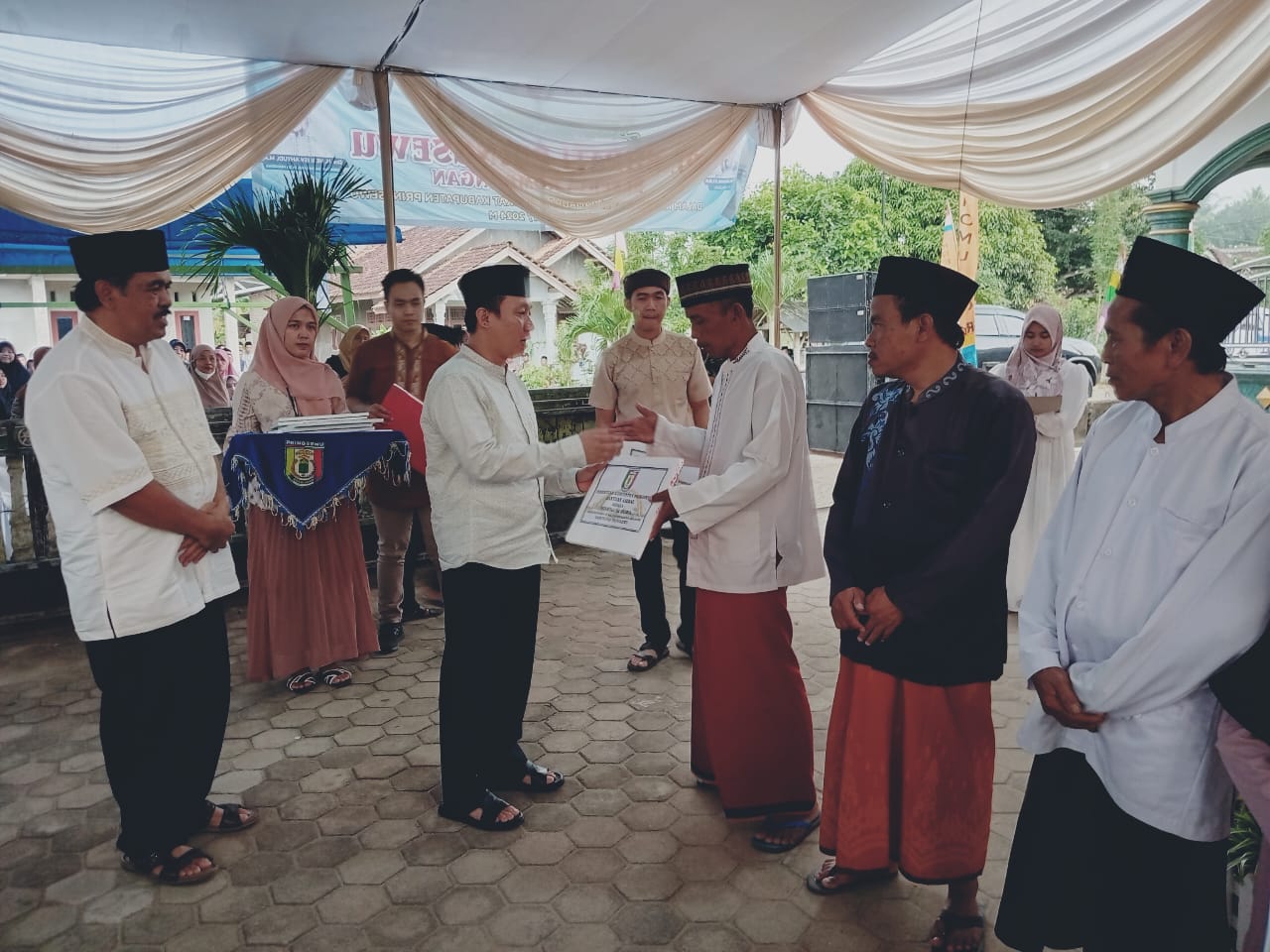 Pj.Bupati Pringsewu Serahkan Sejumlah Bantuan di Kecamatan Ambarawa