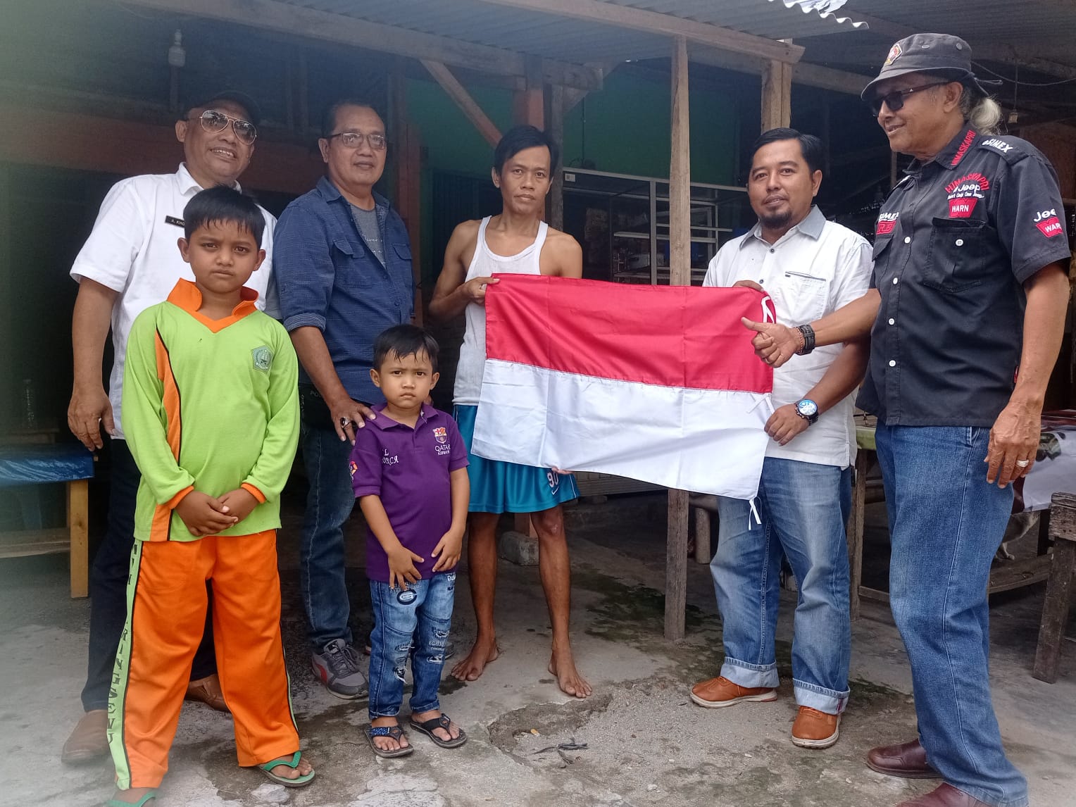 Jelang HUT Ke 78 RI,Kesbangpol dan PWI Pringsewu Bagikan Bendera Merah Putih