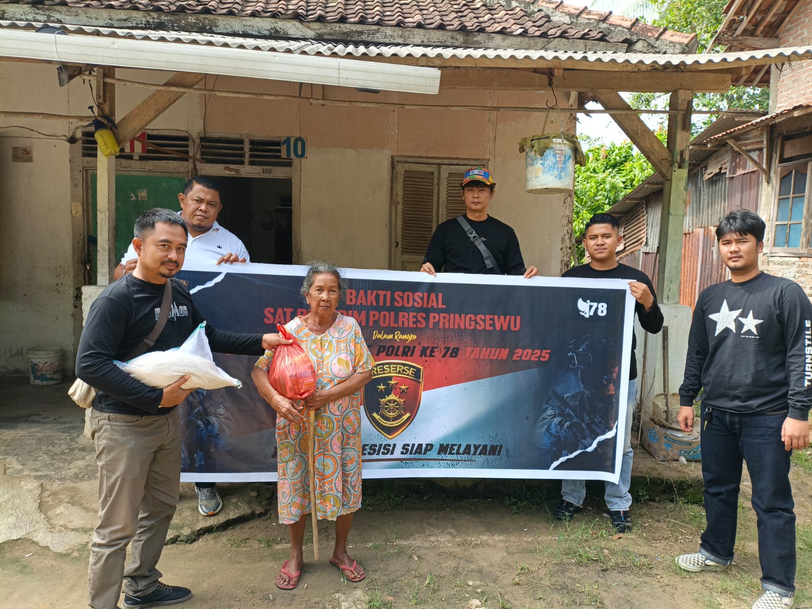 HUT Reserse Polri Ke 78, Satreskrim Polres Pringsewu Salurkan Bansos ke Warga