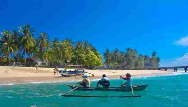 Keindahan Wisata Pantai Labuhan Jukung, Krui. Segini Biaya Masuknya