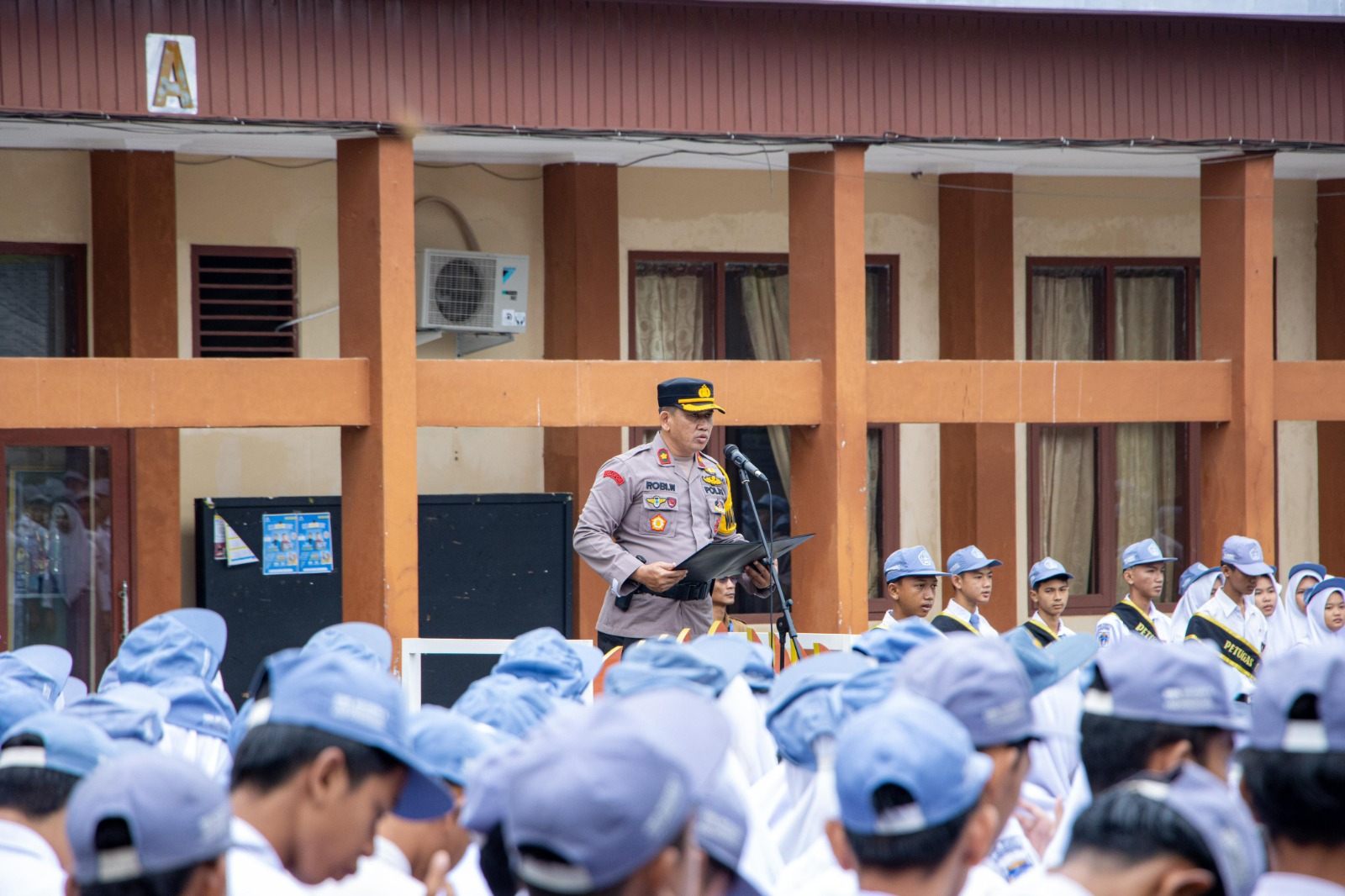 Pejabat Polres Pringsewu Jadi Pembina Upacara di Sekolah