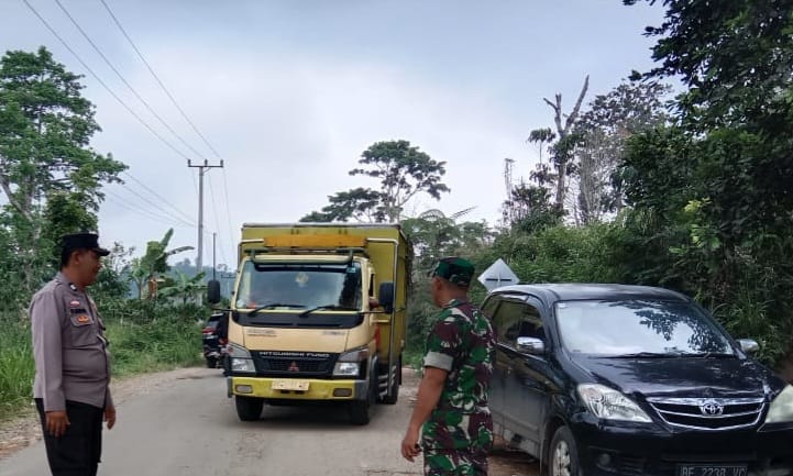 Polisi dan TNI Bantu Atur Lalin di Lokasi Perbaikan Jalan Ulubelu 