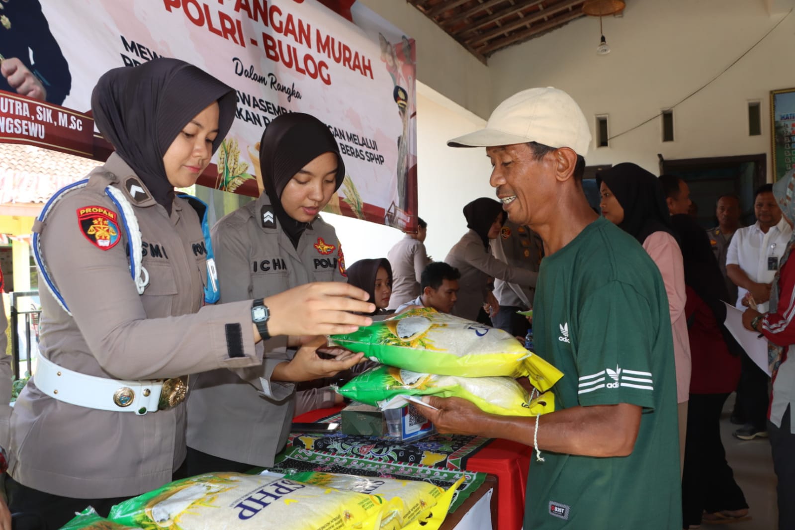 Dalam 2 Jam 2 Ton Beras Premium Habis Terjual di Gerakan Pangan Murah Gadingrejo Pringsewu 