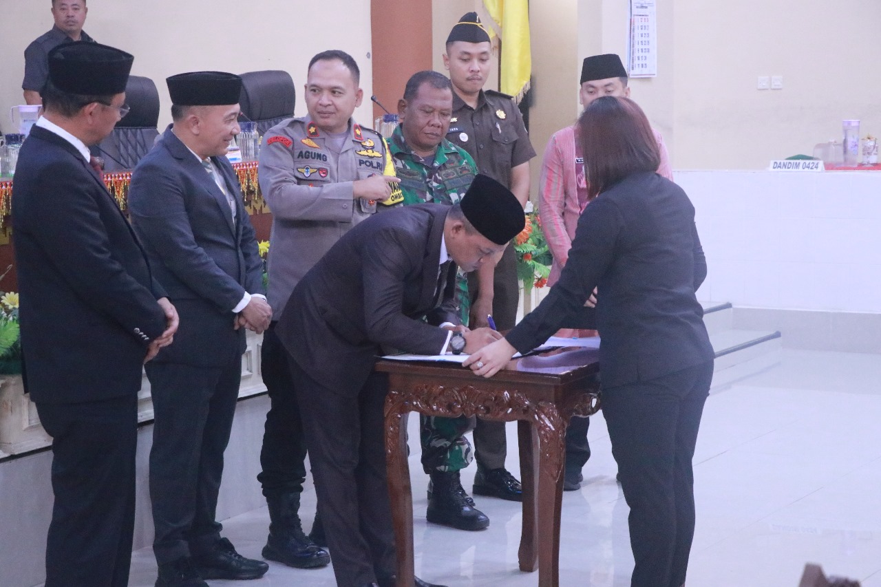 Pimpinan DPRD dan Pj Bupati Tanggamus Tandatangani MoU Propemperda 2024