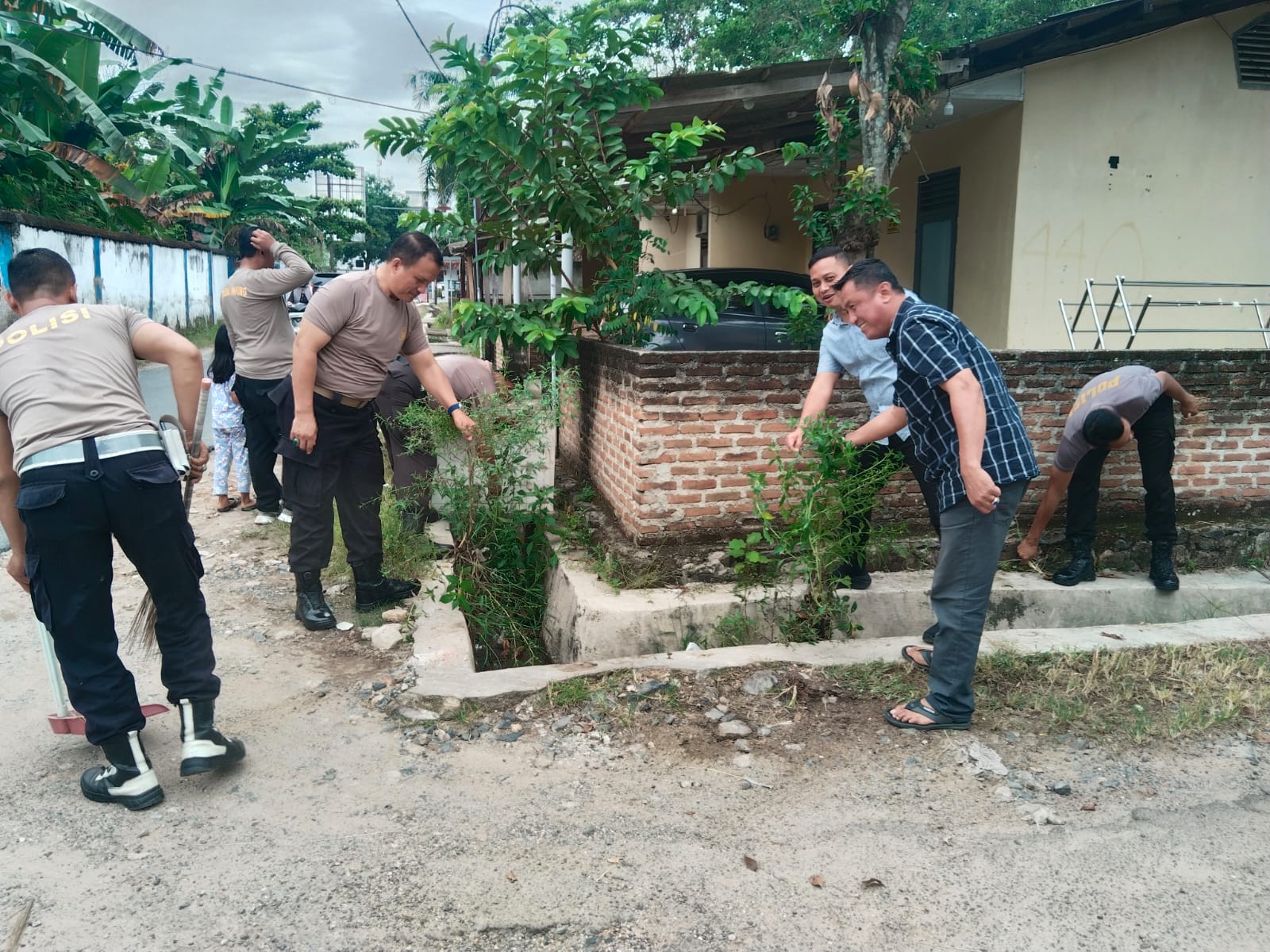 Musim Hujan Segera Datang, Polsek Pringsewu Kota Kerja Bakti Bersihkan Lingkungan 