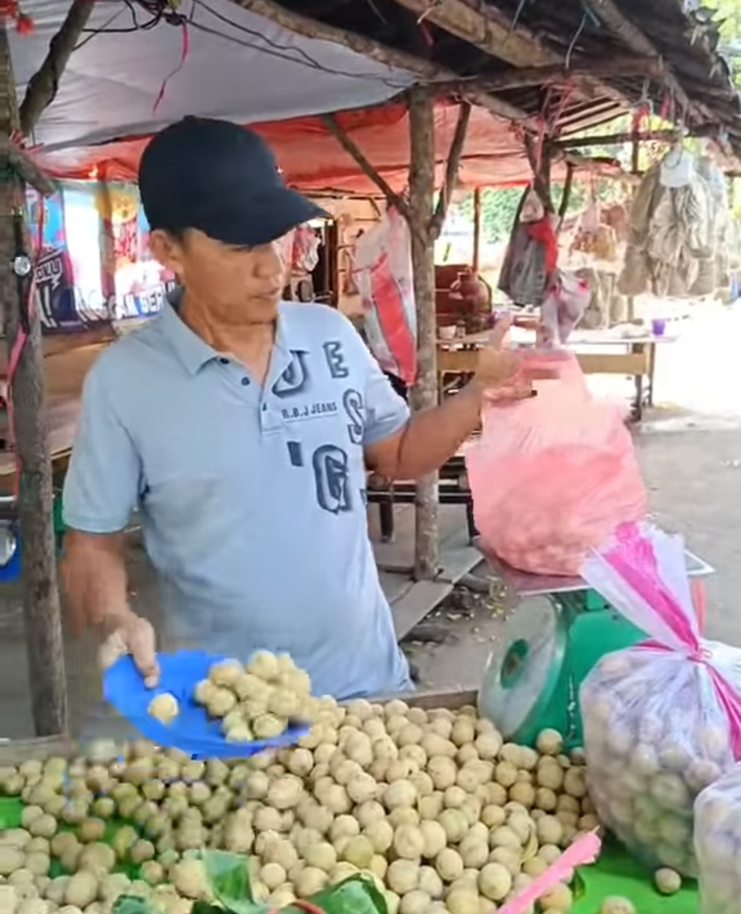 Bulan Ramadhan, Penjual Buah Duku Marak di Pringsewu