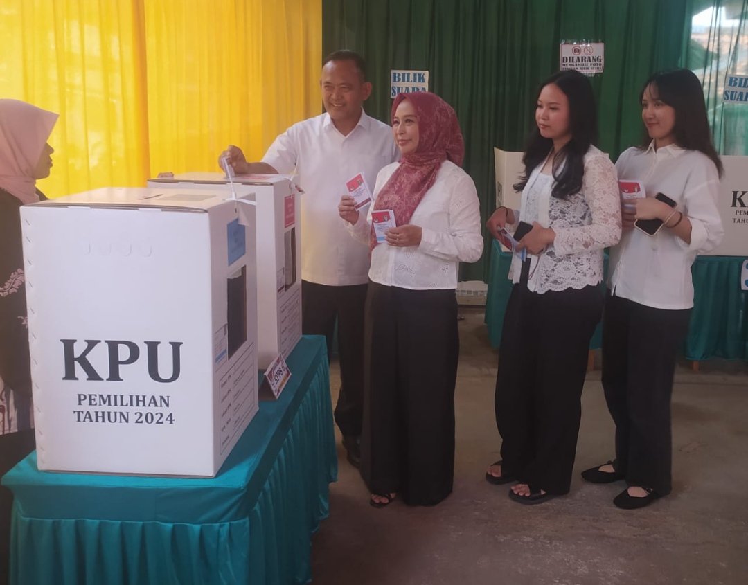 Dikawal Senator Muda, Cabup Fauzi Nyoblos di TPS 2 Pringsewu Barat