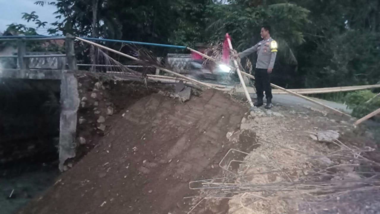 Intensitas Hujan Tinggi, Tanah Jembatan Tugupapak Terkikis