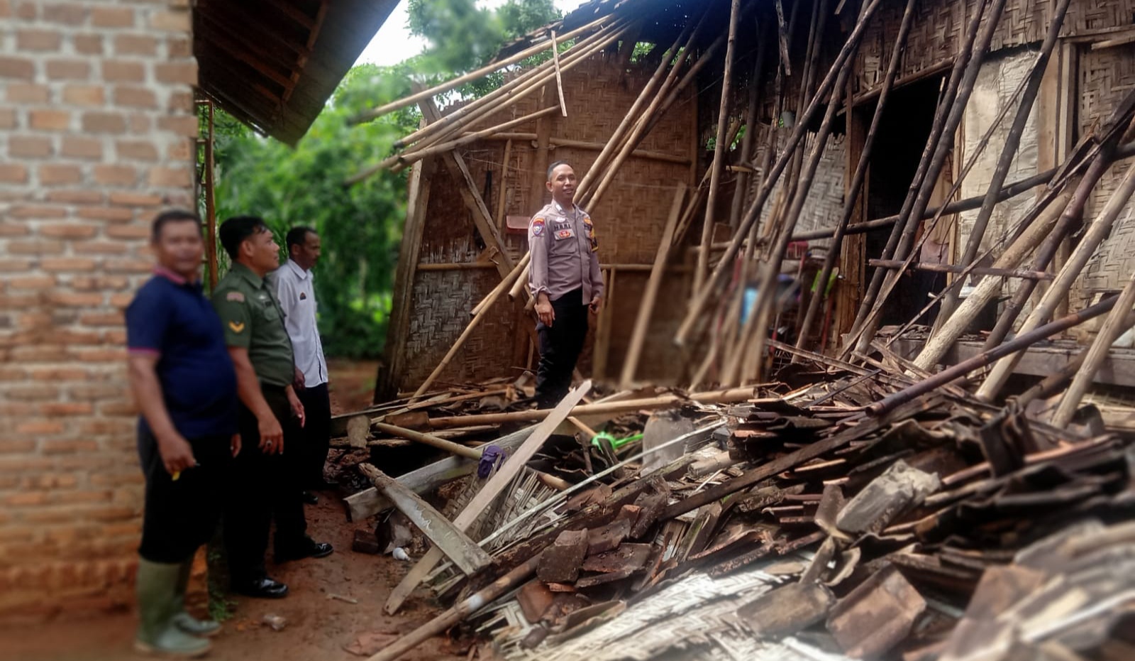 Bangunan Lapuk, Dapur Rumah Nenek Sebatang Kara di Pringsewu Roboh