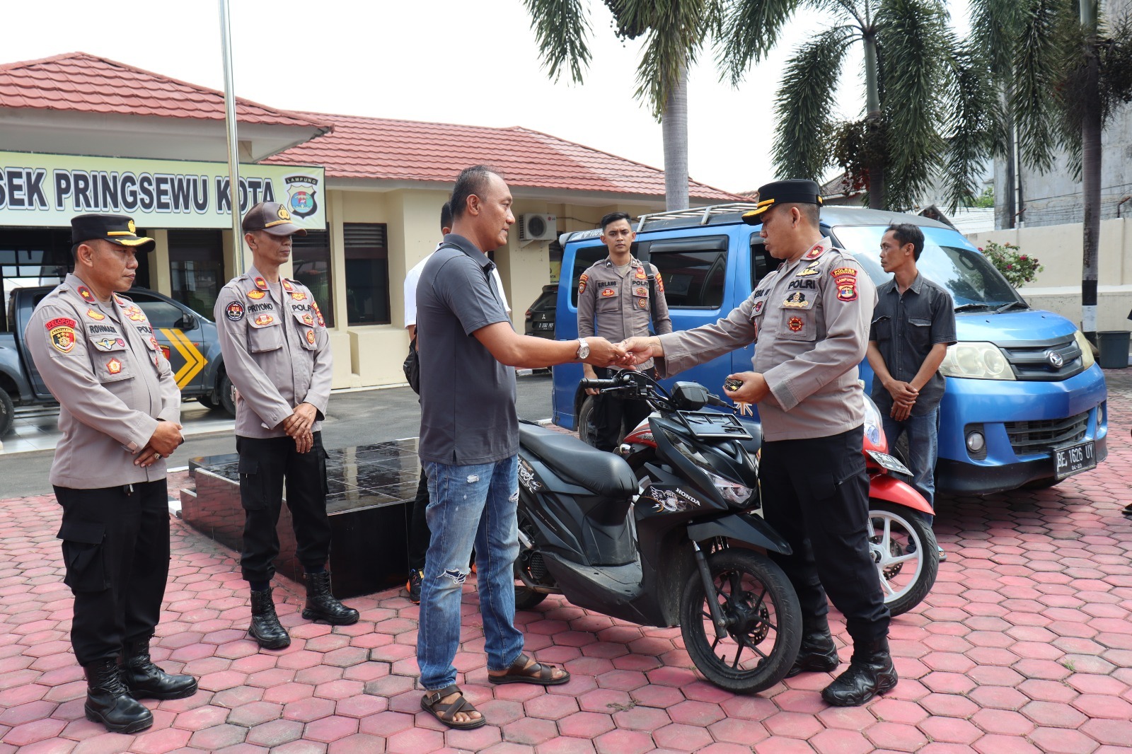 Polsek Pringsewu Kembalikan Motor Dan Mobil Hasil Curanmor Kepada Pemiliknya