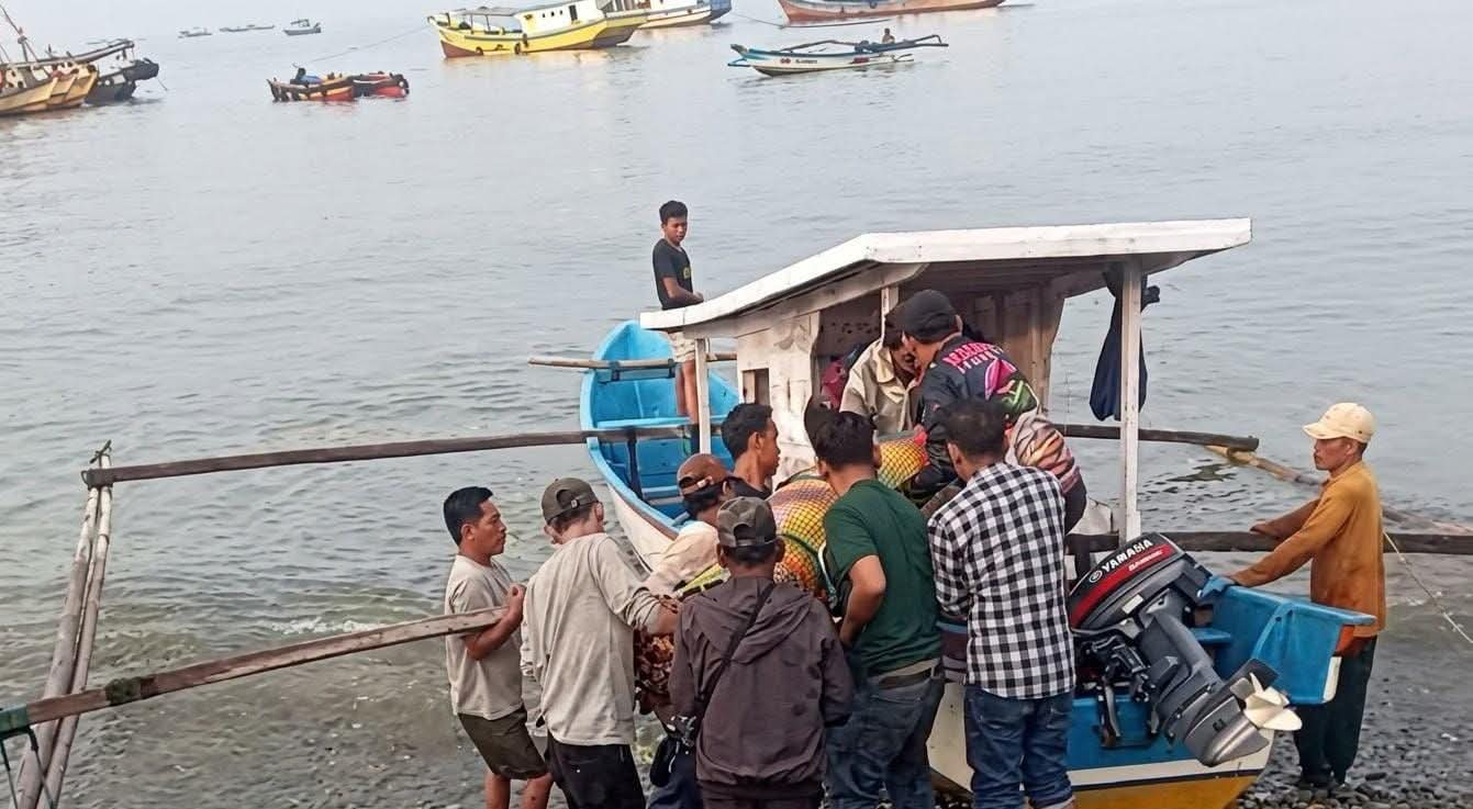 Miris! Jenazah Warga Tanggamus Harus Menyeberangi Laut, Akses Jalan Darat ke Kampung Tak Tersedia