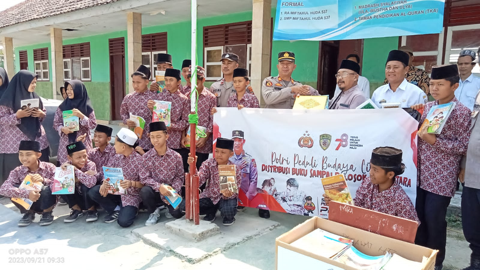 Peduli Literasi, Polsek Palas Salurkan 100 Buku