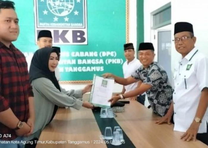 Mantan Bupati Tanggamus Hj Dewi Handajani Serahkan Formulir Pendaftaran di PKB