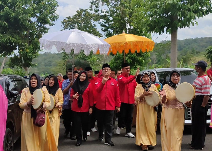 Pendaftaran Bacaleg PDIP Diiringi Pincak Khahot dan Reog Ponorogo