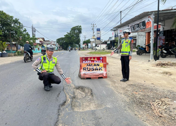 Cegah Kecelakaan, Satlantas Polres Pringsewu Pasang Imbauan di Jalan Rusak