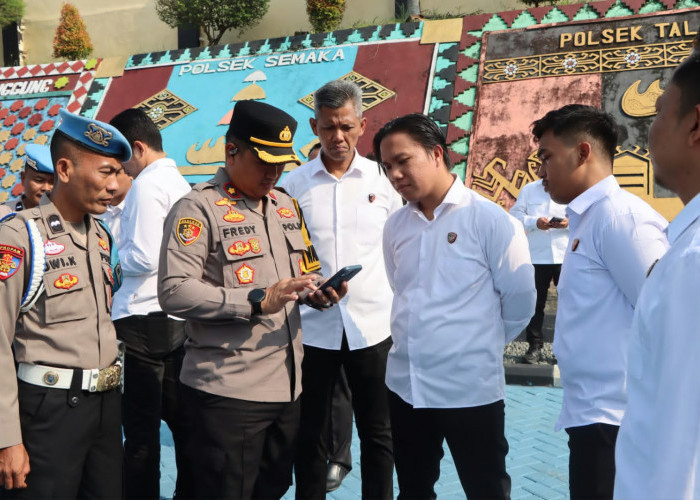 Cegah Judi Online, Wakapolres Tanggamus Periksa HP Personel