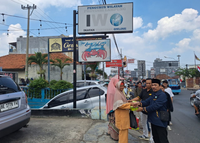 Rangkaian HUT Ke 12 IWO, PW IWO Lampung Bagikan Nasi Kotak