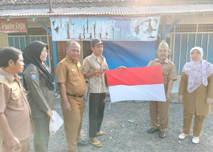 Gugah Rasa Patriotisme dan Nasionalisme, Pemerintah Kecamatan Ketapang Gelar Bagi-bagi Bendera Merah Putih