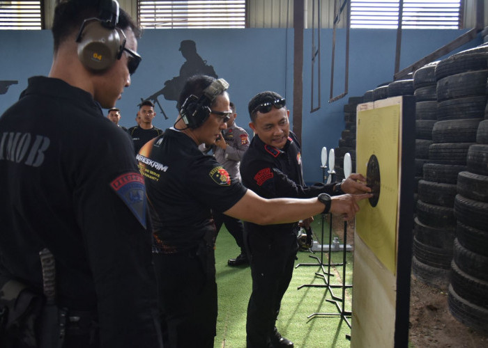 Tingkatkan Kemampuan, Kapolda Lampung Ikut Latihan Menembak di Markas Brimob