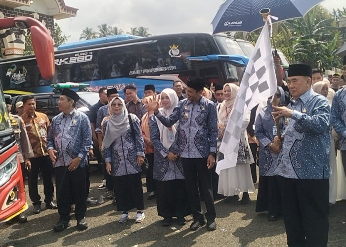 Tangis Haru Iringi Keberangkatan 249 Jamaah Haji Tanggamus ke Tanah Suci