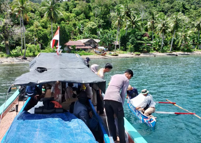 Sebrangi Lautan, Polisi Kawal Distribusi Logistik Pilkada ke Cukuhbalak dan Pematangsawa