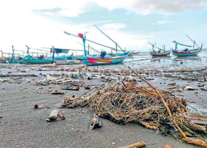Banjir sampah berserakan di sepanjang pantai Teluk Semaka