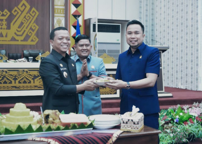 Bupati Pringsewu Diberi Kejutan Ulang Tahun di Tengah Rapat Paripurna Ranperda Pesantren