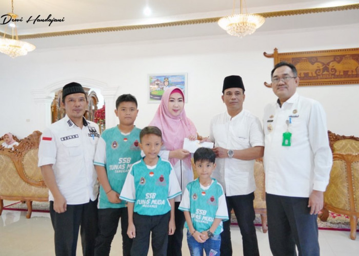 Bupati Dewi Handajani Berharap SSB Tunas Muda 1998 Cetak Atlet Sepakbola Berprestasi 