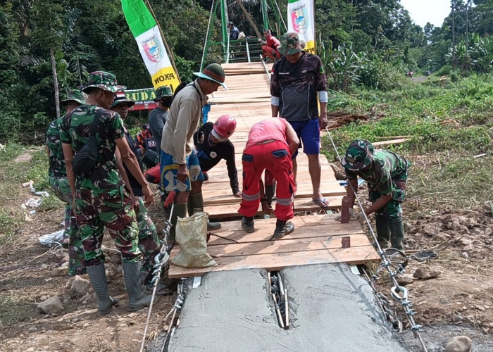 Respons Cepat Kodim 0424 Bangun Jembatan Gantung Garuda di Pekon Umbar