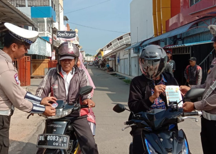 Sosialisasikan Keselamatan Berlalulintas, Personel Satlantas Polres Tanggamus Bagikan Pamflet dan Stiker