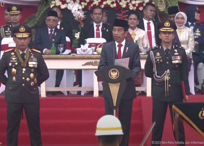 Berjalan Kaki Saat Cek Pasukan di Hari Bhayangkara Ke 77, Ini Kelakar Presiden Jokowi 