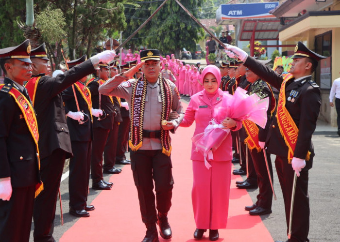 Kapolres Baru Tanggamus AKBP AH Hudi Arif Tiba, Disambut Tari Siger hingga Pedang Pora