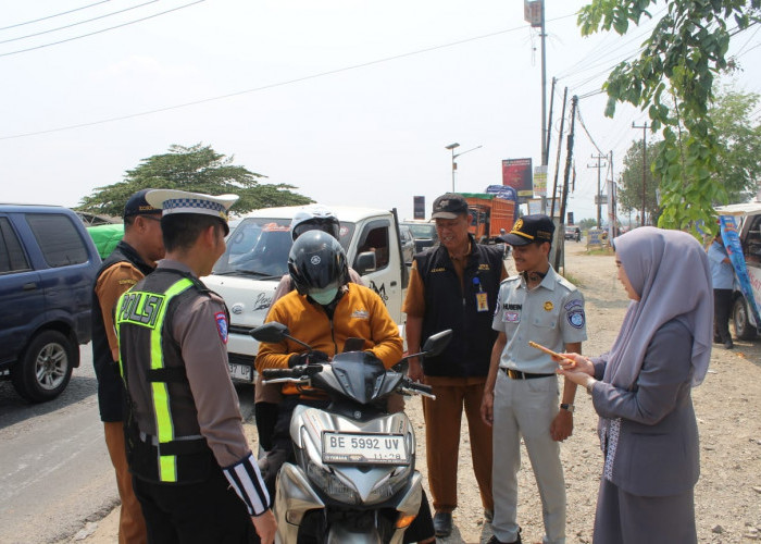 Samsat Menyapa di Pringsewu, Petugas Gabungan Ingatkan Warga Taat Pajak Kendaraan