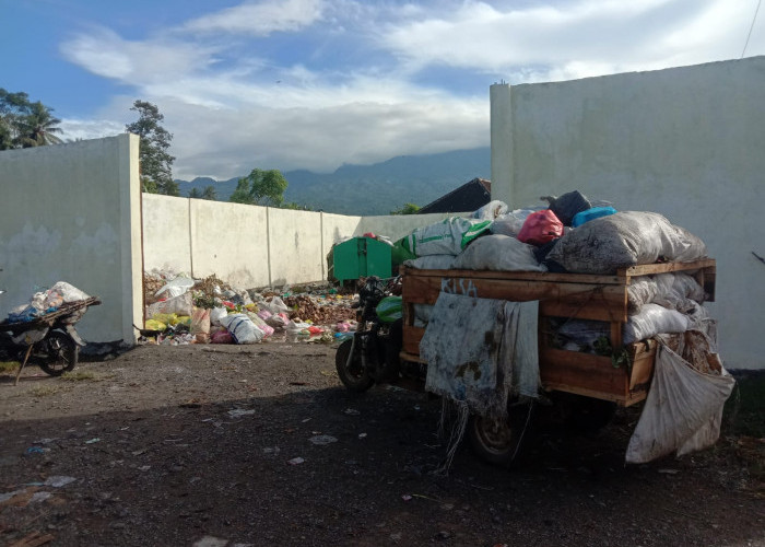 Warga Baros Kota Agung Keluhan Bau Menyengat dari TPS