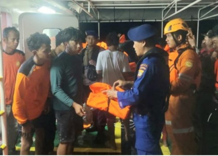 25 ABK KM Maulana Yang Terbakar di Perairan Tanggamus Berhasil Dievakuasi 