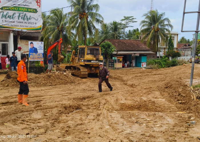 Banjir Bandang Di Kecamatan Semaka  Tanggamus Lampung. Ini Penyebabnya.