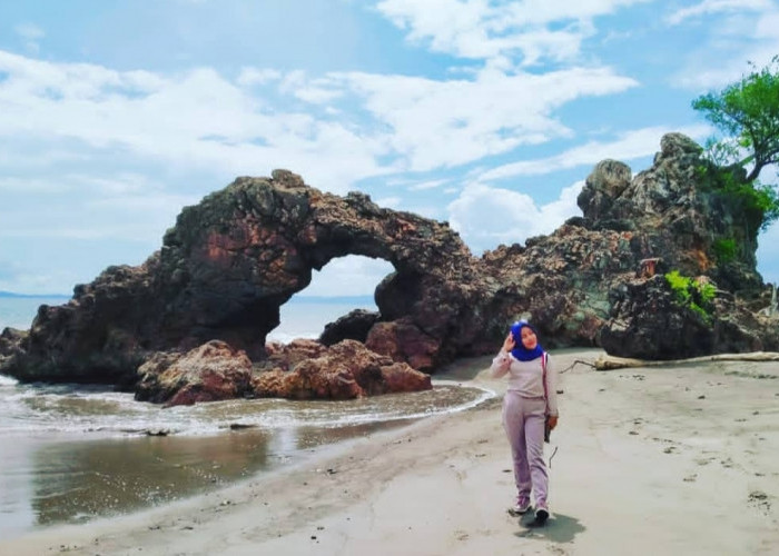  Pantai Karang Bolong, Pantai Eksotis Yang ada di Kabupaten Tanggamus 